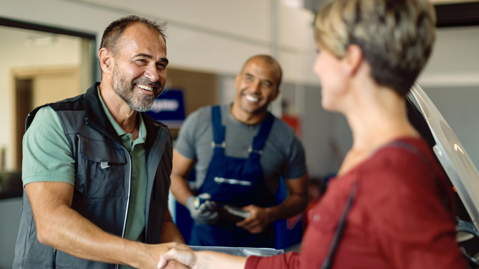 Small Business, Big Demands: The Case for Upgrading to Business Internet Now 5 Friendly technician from Rhode Island Telephone shaking hands with a business customer, delivering reliable internet services at a local business address.